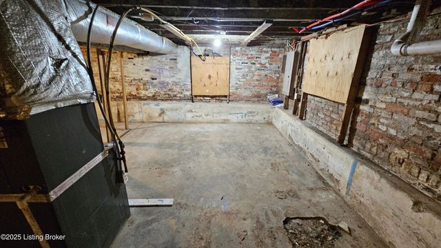 4003 W Market St, Louisville, KY 40212