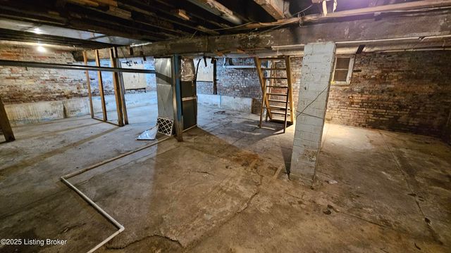 4003 W Market St, Louisville, KY 40212