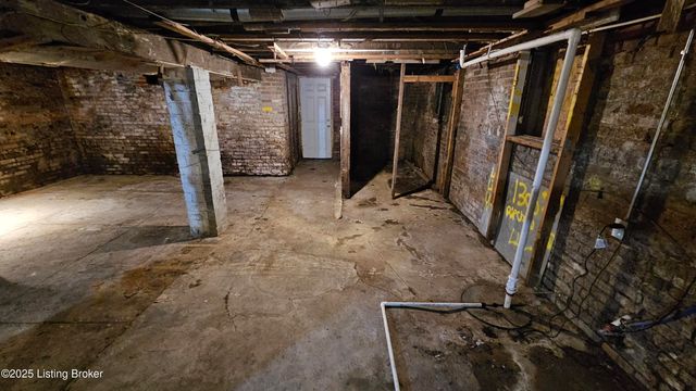 4003 W Market St, Louisville, KY 40212