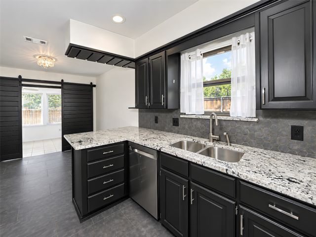 2941 Cresthaven Drive, Grapevine, TX 76051