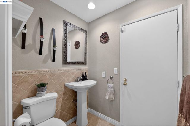 77 Barnes Ln, Fremont, CA 94536
