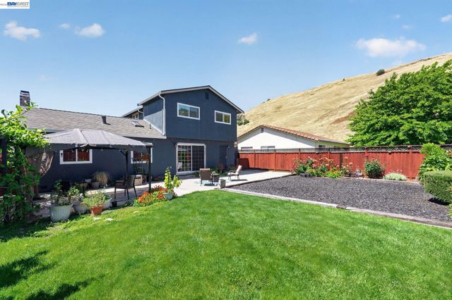 77 Barnes Ln, Fremont, CA 94536