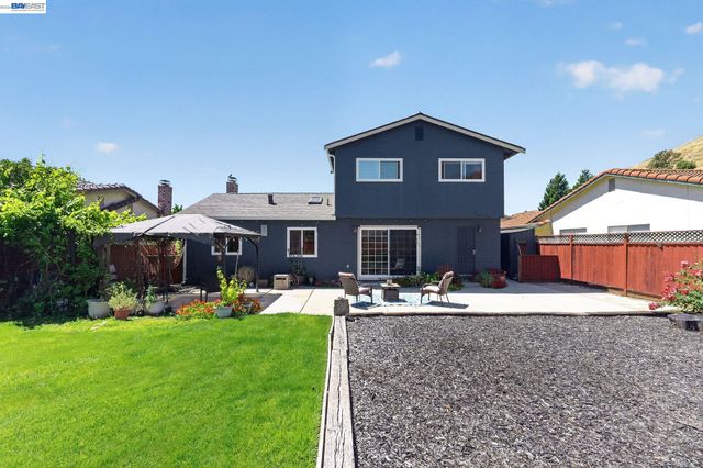 77 Barnes Ln, Fremont, CA 94536