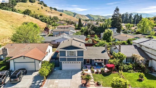 77 Barnes Ln, Fremont, CA 94536