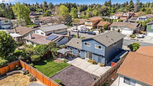 77 Barnes Ln, Fremont, CA 94536