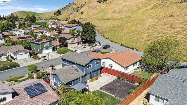 77 Barnes Ln, Fremont, CA 94536