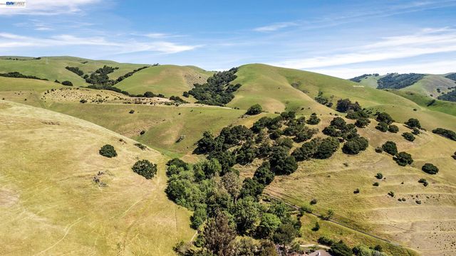 77 Barnes Ln, Fremont, CA 94536