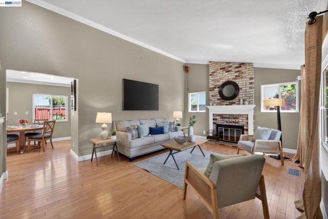 77 Barnes Ln, Fremont, CA 94536