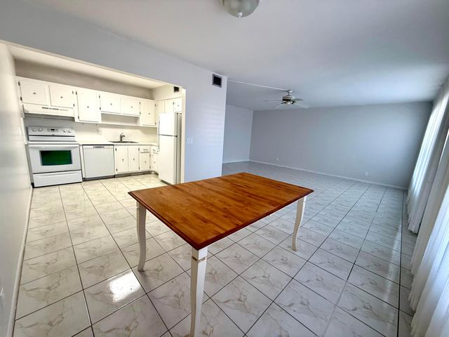 313 Greenbrier B, West Palm Beach, FL 33417