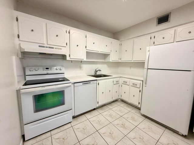 313 Greenbrier B, West Palm Beach, FL 33417