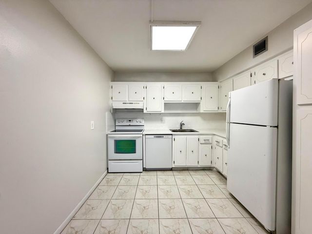 313 Greenbrier B, West Palm Beach, FL 33417