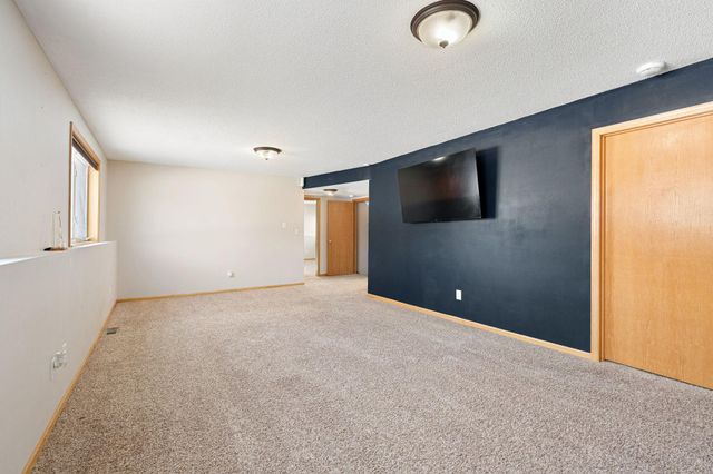 709 Greenhaven Lane NE, Owatonna, MN 55060