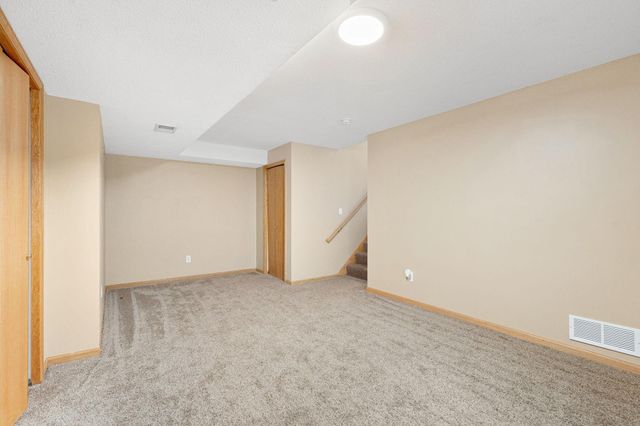 709 Greenhaven Lane NE, Owatonna, MN 55060