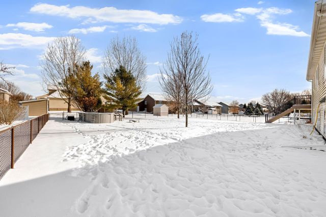 709 Greenhaven Lane NE, Owatonna, MN 55060