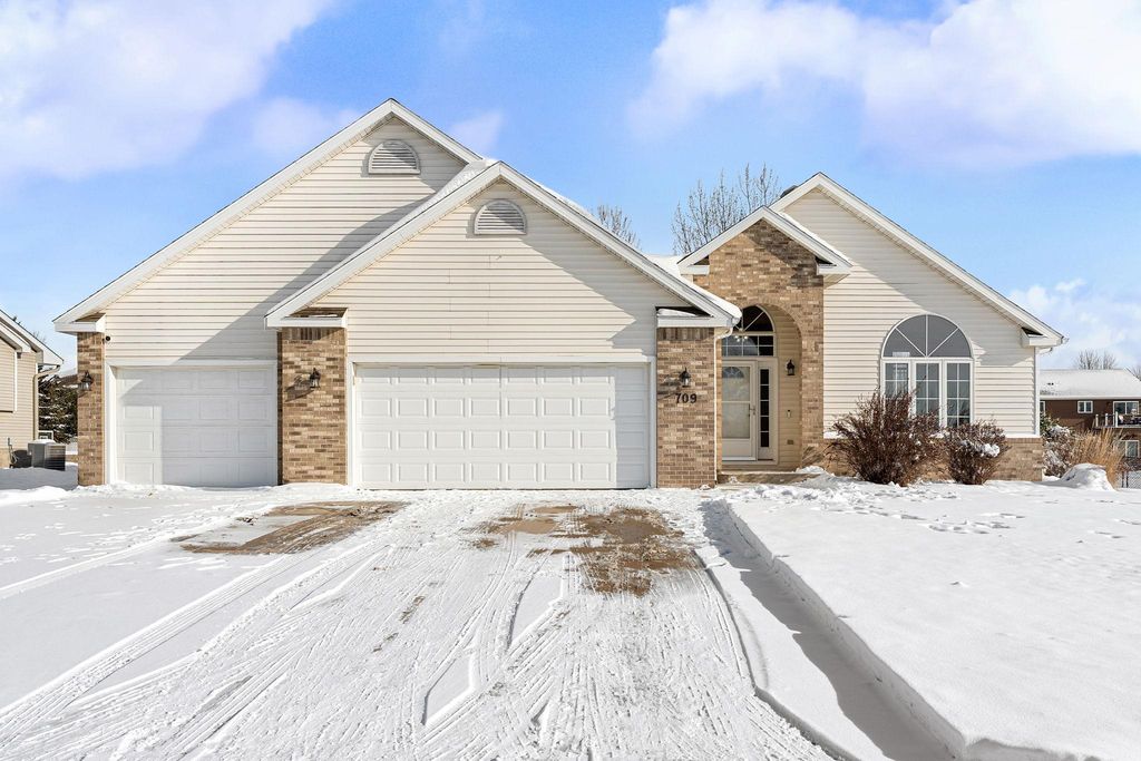709 Greenhaven Lane NE, Owatonna, MN 55060