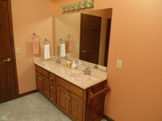 1136 N Manchester Drive, Greenfield, IN 46140