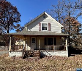 13 Mountainside Avenue, Mahwah, NJ 07430