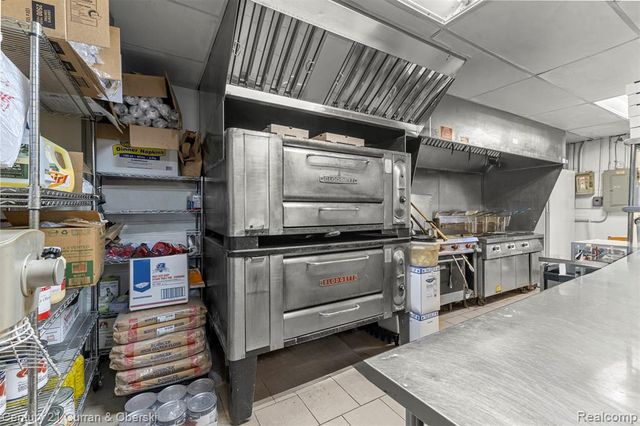 8028 N Middlebelt Road, Westland, MI 48185