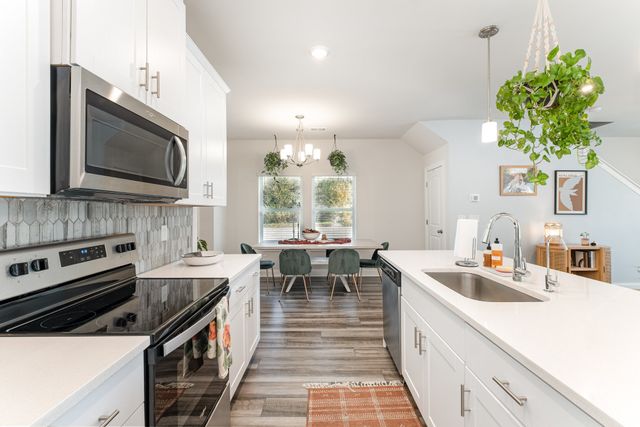 241 River Rd, Columbia, TN 38401