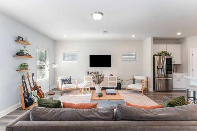 241 River Rd, Columbia, TN 38401