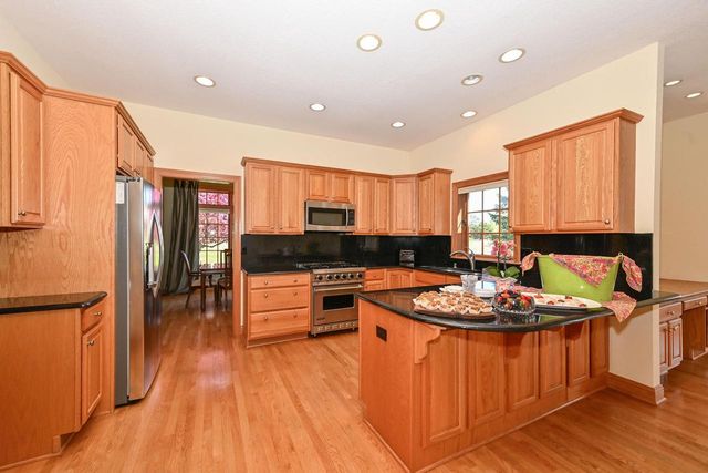 10803 Essex DRIVE, Mequon, WI 53092