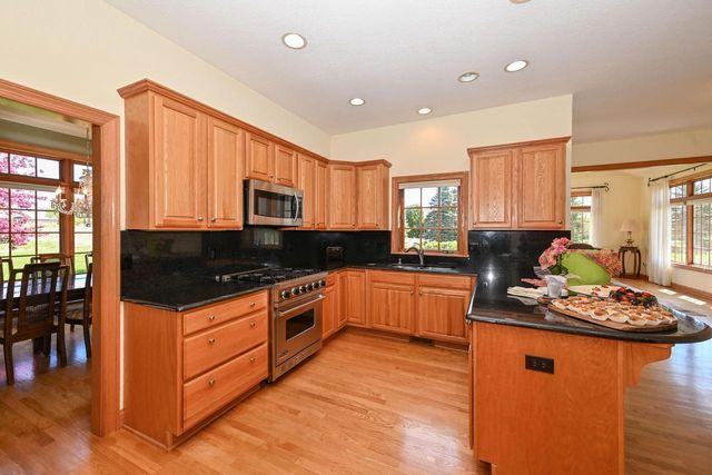 10803 Essex DRIVE, Mequon, WI 53092