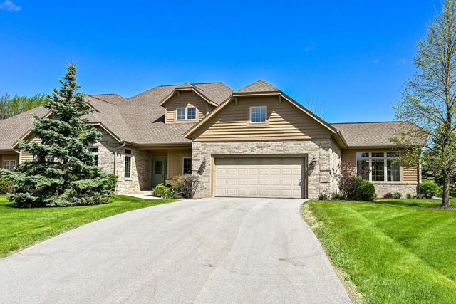 10803 Essex DRIVE, Mequon, WI 53092