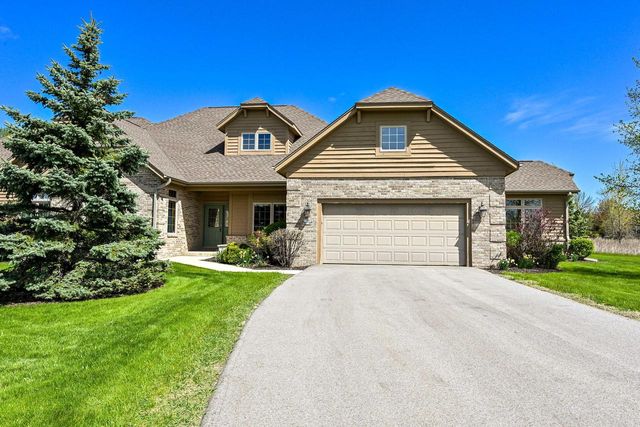 10803 Essex DRIVE, Mequon, WI 53092