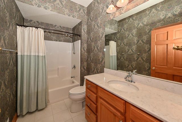 10803 Essex DRIVE, Mequon, WI 53092