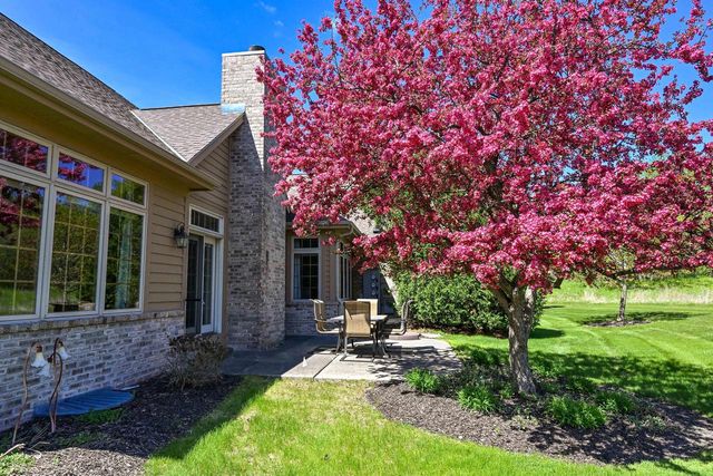 10803 Essex DRIVE, Mequon, WI 53092