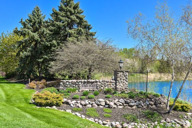 10803 Essex DRIVE, Mequon, WI 53092