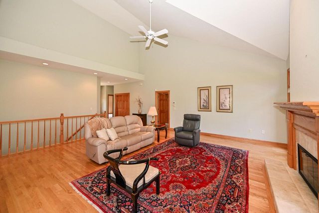 10803 Essex DRIVE, Mequon, WI 53092