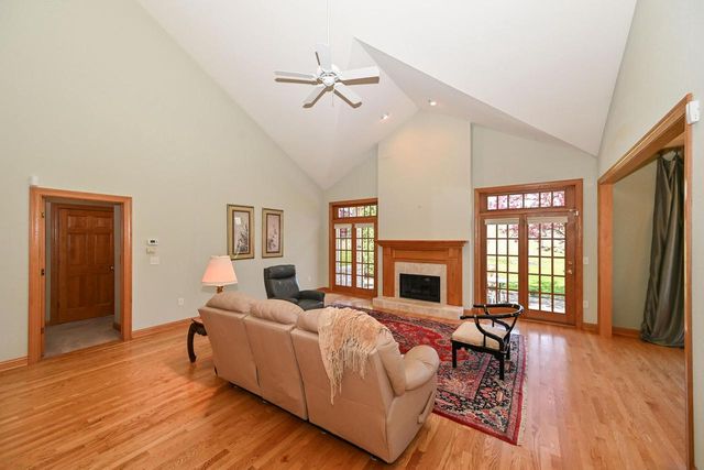 10803 Essex DRIVE, Mequon, WI 53092