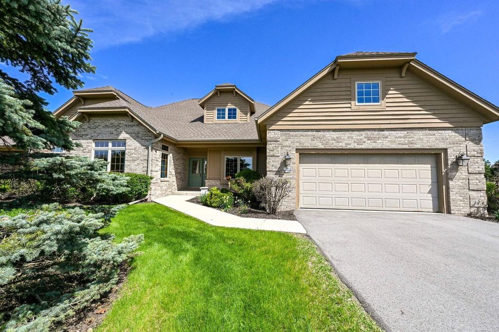 10803 Essex DRIVE, Mequon, WI 53092