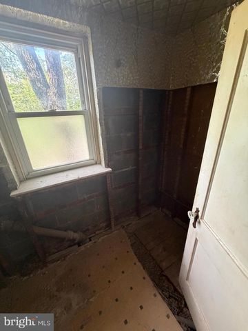 2 ASHBOURNE RD, Darby, PA 19023