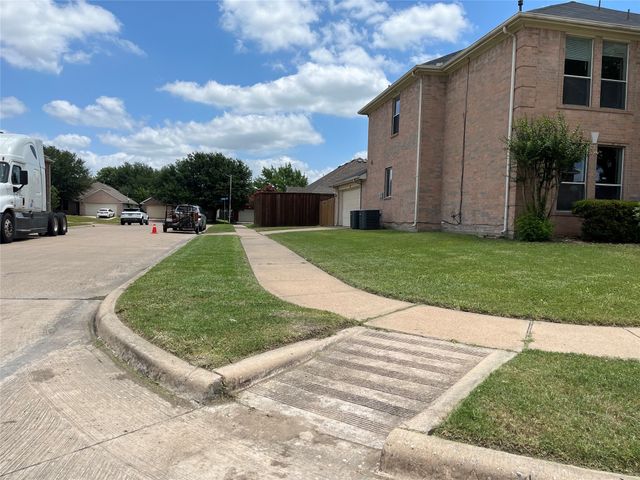 6701 Kinross Drive, Arlington, TX 76002