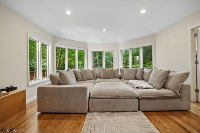 9 Coleridge Rd, Millburn Twp., NJ 07078