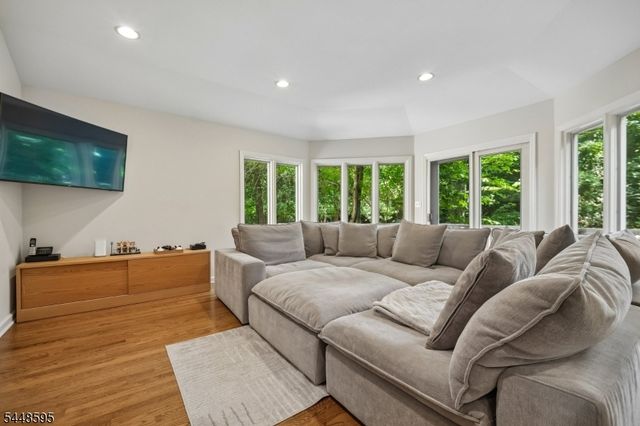 9 Coleridge Rd, Millburn Twp., NJ 07078