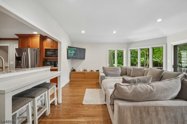 9 Coleridge Rd, Millburn Twp., NJ 07078