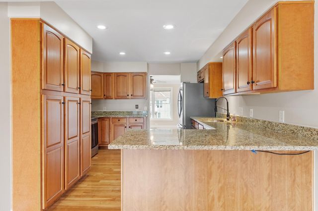 63 Hillside Village Dr 63, West Boylston, MA 01583