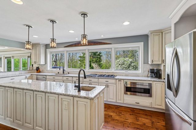 933 Elmwood Way COURT, Hubertus, WI 53033