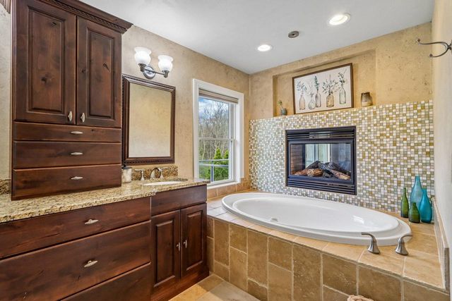 933 Elmwood Way COURT, Hubertus, WI 53033