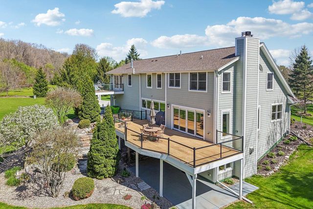 933 Elmwood Way COURT, Hubertus, WI 53033