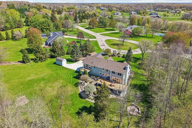 933 Elmwood Way COURT, Hubertus, WI 53033