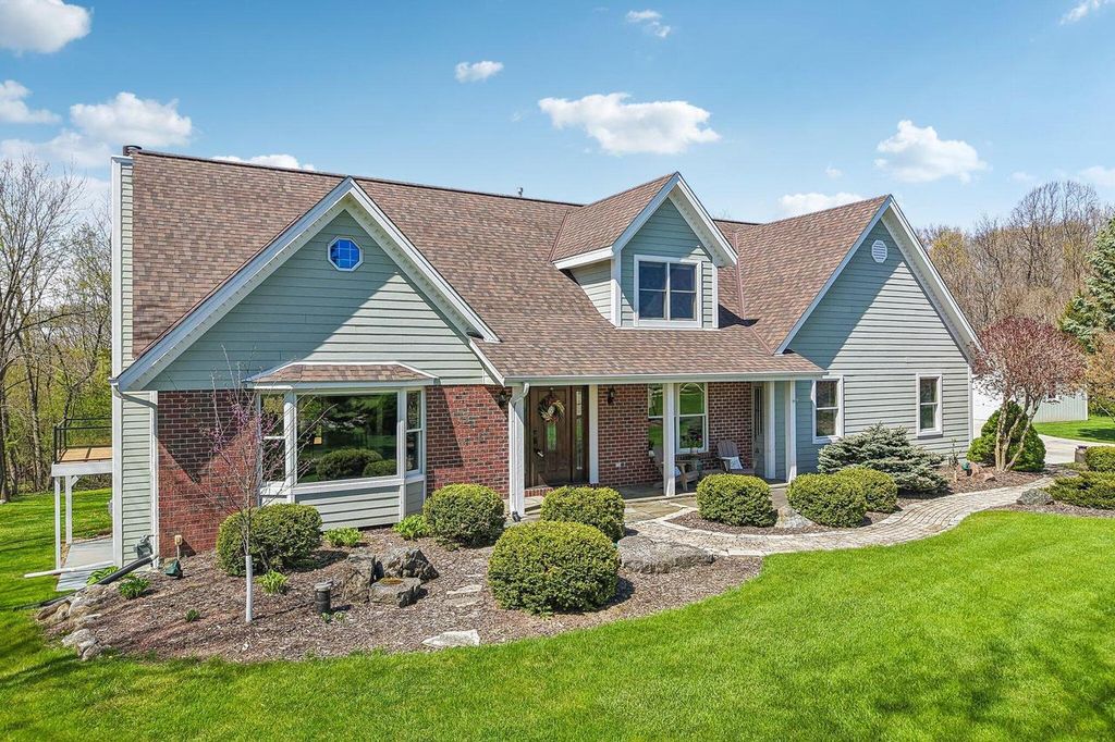 933 Elmwood Way COURT, Hubertus, WI 53033