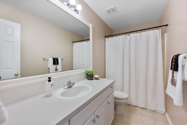 1805 S Hoyt Cir, Wichita, KS 67207