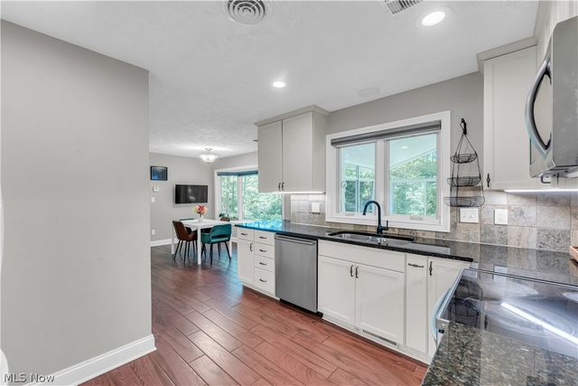 6821 Thornapple Drive, Mayfield Village, OH 44040