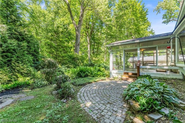 6821 Thornapple Drive, Mayfield Village, OH 44040