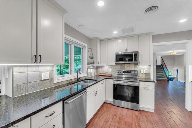 6821 Thornapple Drive, Mayfield Village, OH 44040