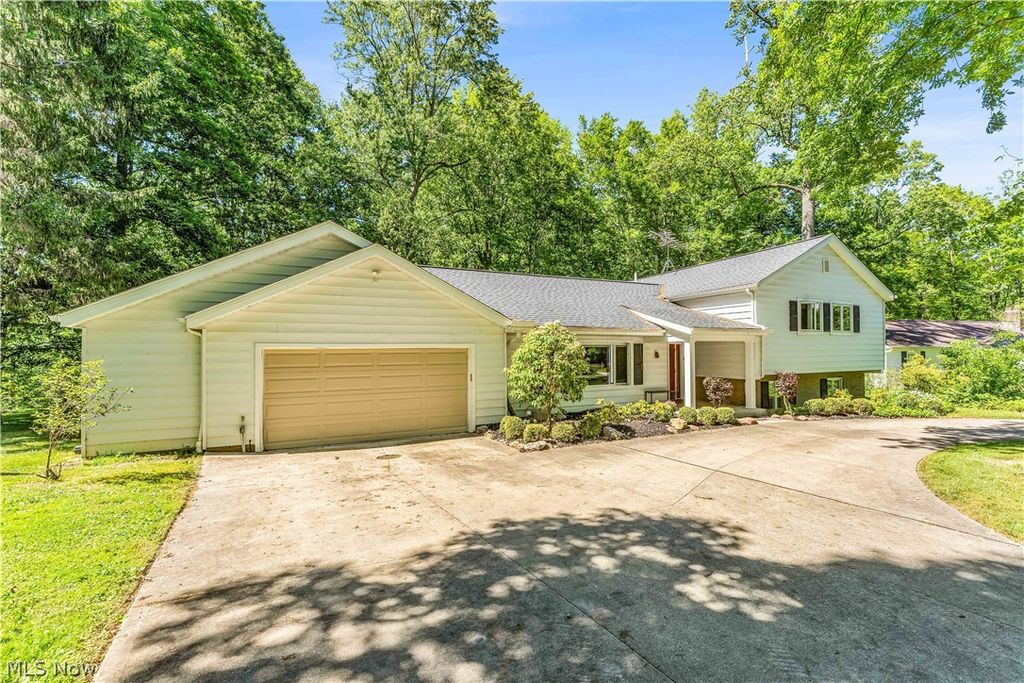 6821 Thornapple Drive, Mayfield Village, OH 44040
